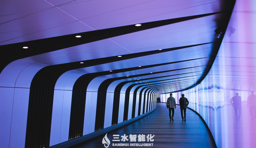 衢州以建筑节能管理为切入点 探索试点建筑碳账户应用平台(图1) man walking through pathway.jpg