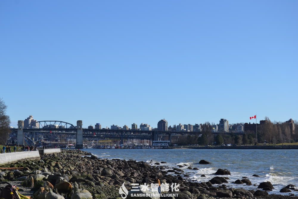 大型商场空调系统设备对能耗的影响因素有哪些?(图1) people on beach during daytime.jpg